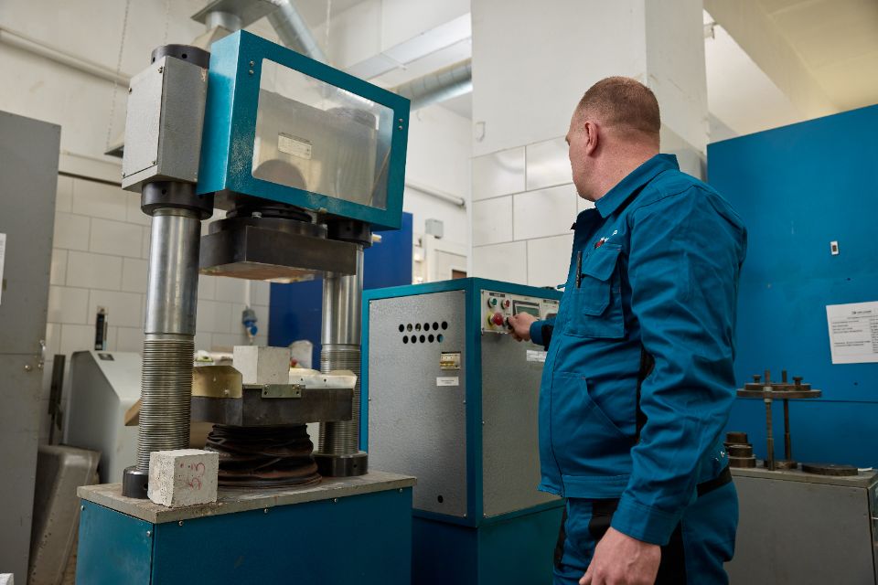 Испытание бетонных образцов на прочность