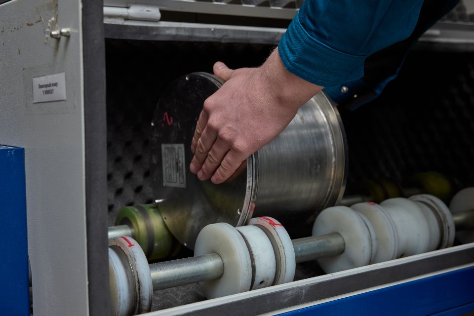 Испытания щебня на истираемость (микро-Деваль)