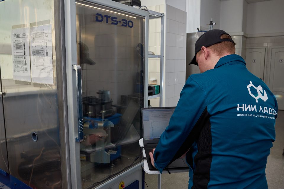 Серво-гидравлическая испытательная система для динамических испытаний с нагрузкой 30 кН (DTS-30) B230