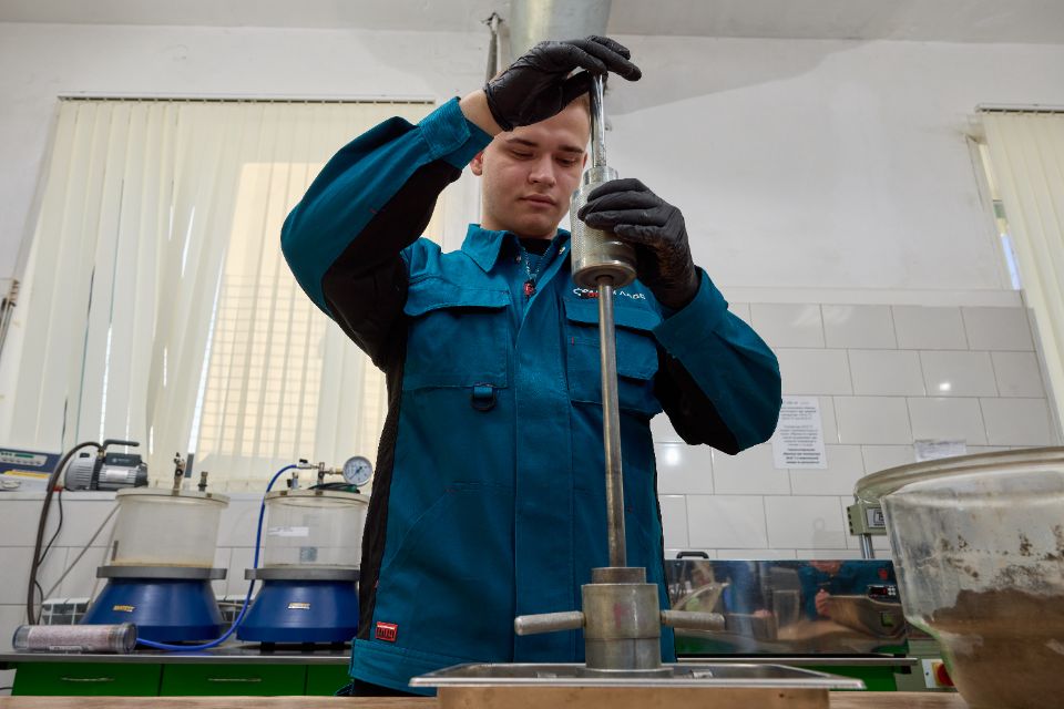 Уплотнение грунта в форме